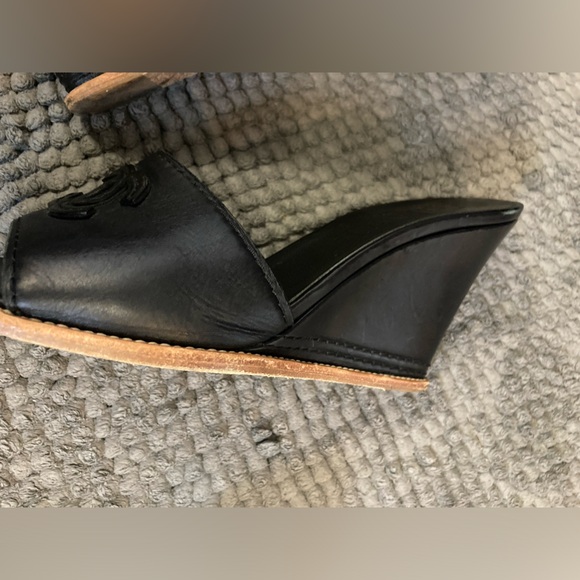 Chanel interlocking CC black leather slides - Picture 10 of 16
